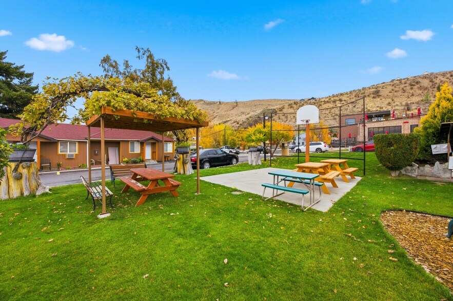 More Photos Of 2044 W Woodin Ave, Chelan Hotel For Sale