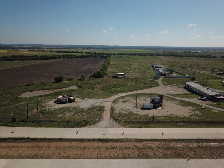 More Photos Of 6345 Interstate 35, Valley View Land For Lease