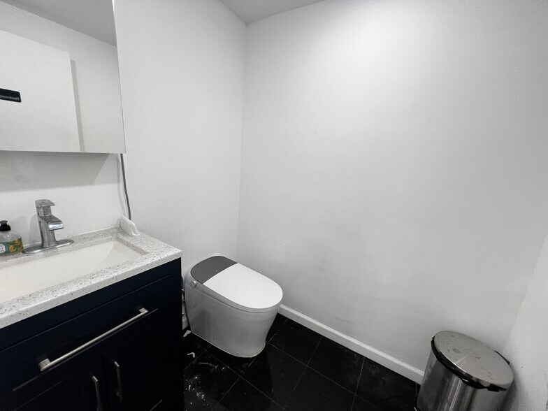 More Photos Of 13681 Roosevelt Ave, Flushing Office For Lease