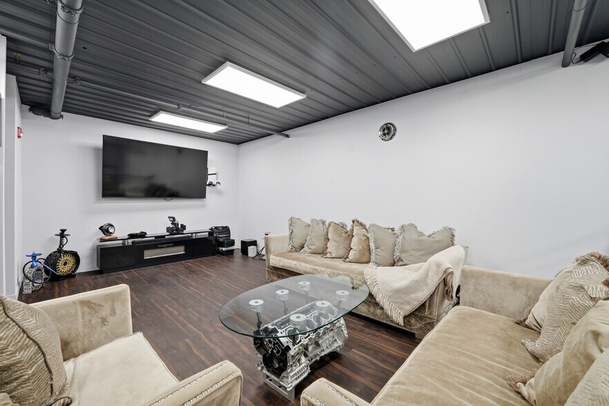 More Photos Of 2112 Ferry Rd, Naperville Warehouse For Sale