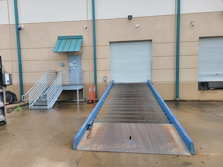 More Photos Of 9007 Tuscany Way, Austin Warehouse For Lease