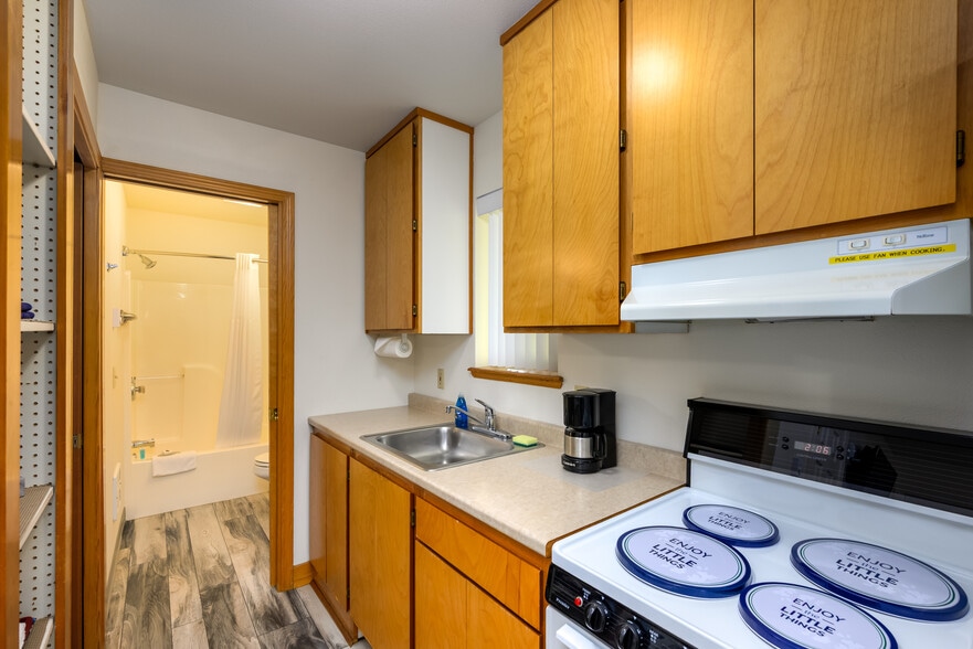 More Photos Of 16045 Lower Harbor Rd, Brookings Hotel For Sale