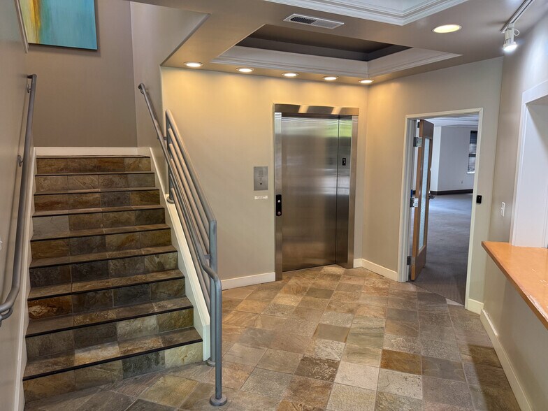 More Photos Of 16001 Quarry Rd, Lake Oswego Office For Sale