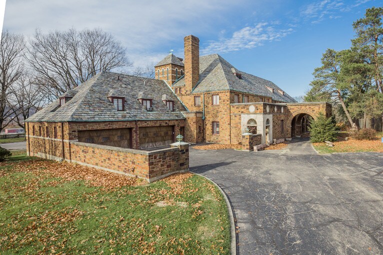 More Photos Of 3464 Central Pky, Cincinnati Funeral Home For Sale