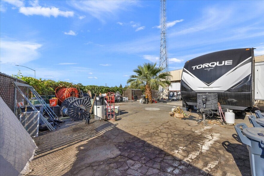 More Photos Of 100 1st St, Coalinga Radio TVTransmission Facilities For Sale