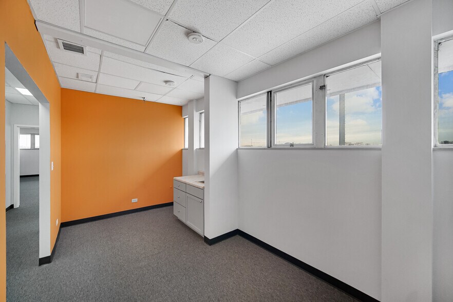 More Photos Of 5050 S State St, Chicago Office For Sale