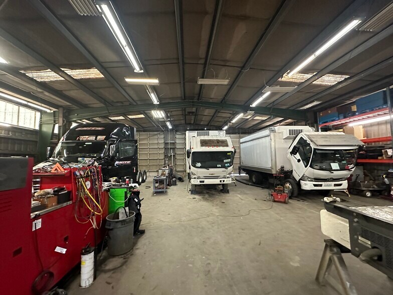 More Photos Of 931 Valentine Ave SE, Pacific Warehouse For Lease