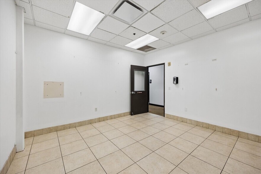 More Photos Of 4450 E Sam Houston Pky S, Pasadena General Retail For Lease