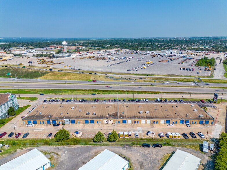 More Photos Of 3501-3529 NW Loop 820, Fort Worth Showroom For Lease