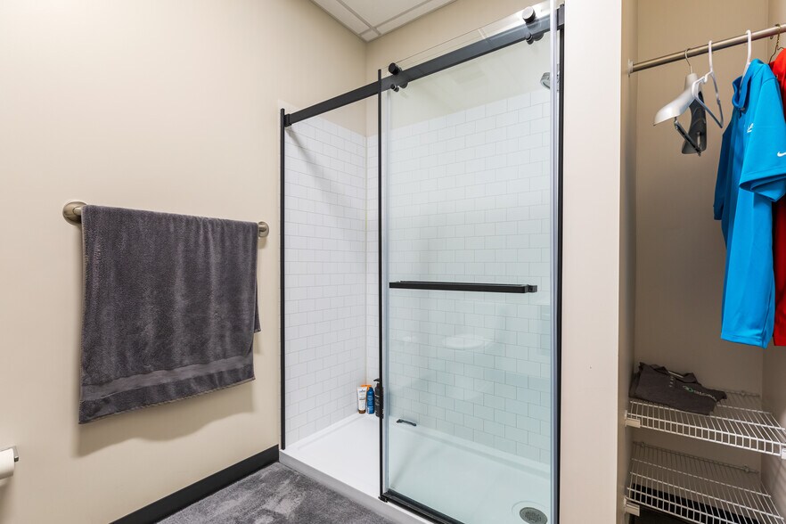 More Photos Of 1215 W 12th St, Kansas City Flex For Lease