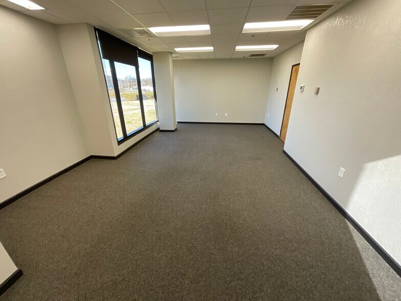 More Photos Of 5501 Island River Dr, Knoxville Light Distribution For Lease