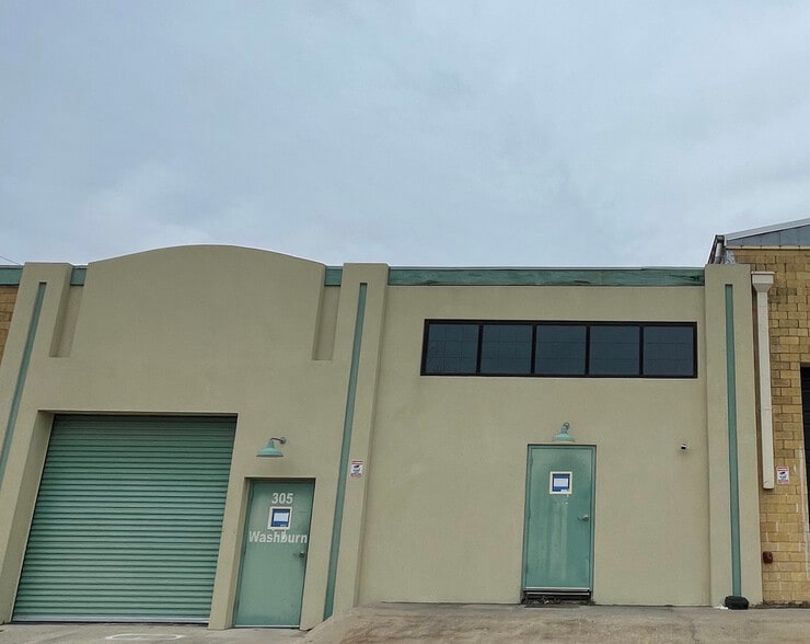 More Photos Of 305 Washburn St, Taylor Showroom For Lease