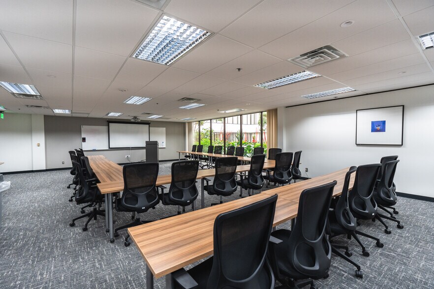 More Photos Of 17197 N Laurel Park Dr, Livonia Office For Lease