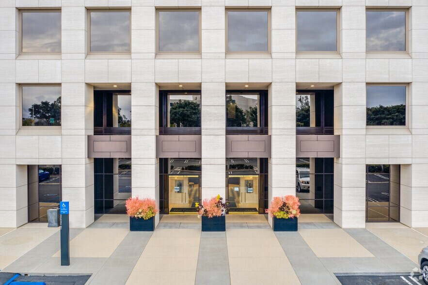 More Photos Of 100 Pacifica, Irvine Loft Creative Space For Lease