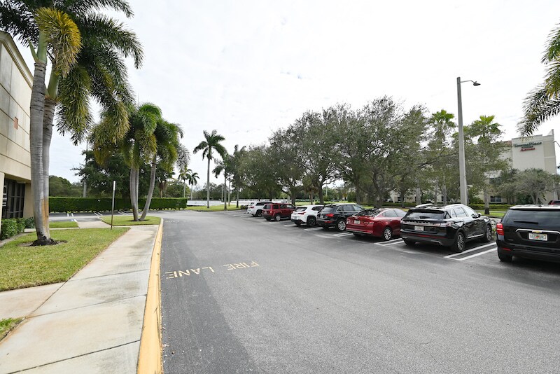 More Photos Of 2401-2431 Quantum Blvd, Boynton Beach Showroom For Sale