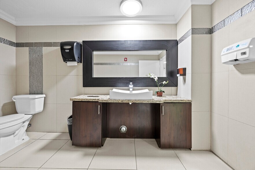 More Photos Of 1940 Harrison St, Hollywood Office For Lease