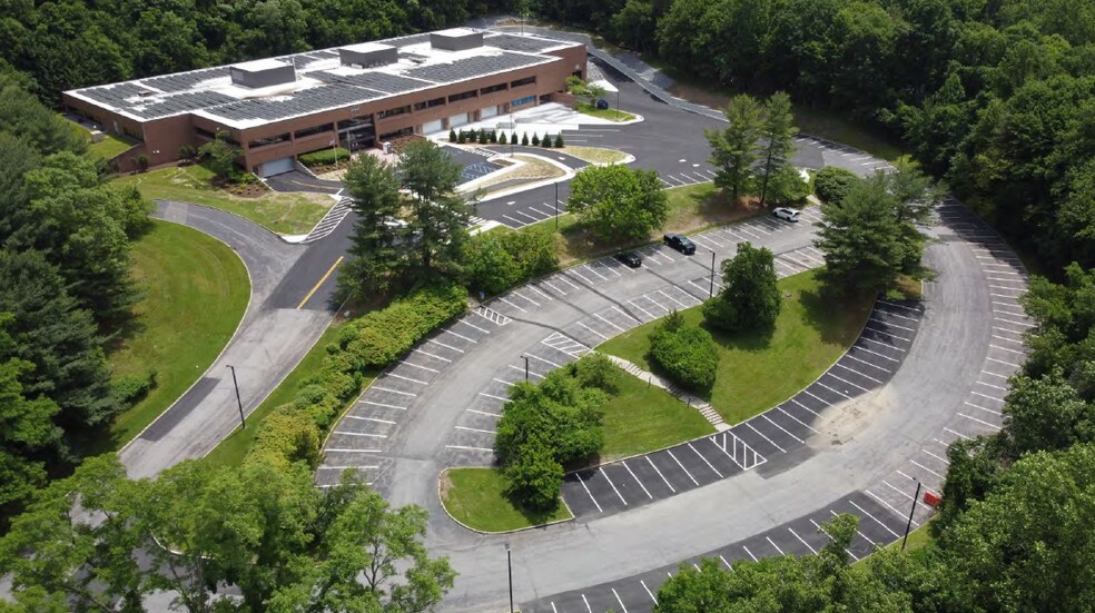 More Photos Of 1 Zeiss Dr, Thornwood Showroom For Lease