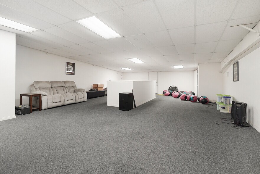 More Photos Of 1301 E Main St, Santa Paula Service For Sale
