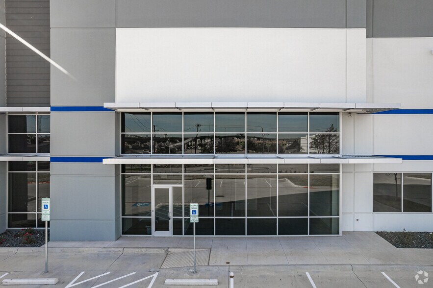 More Photos Of 2201 Chemsearch Blvd, Irving Warehouse For Lease