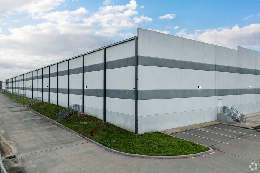 More Photos Of 1203 Thompson Park Dr, Baytown Distribution For Lease