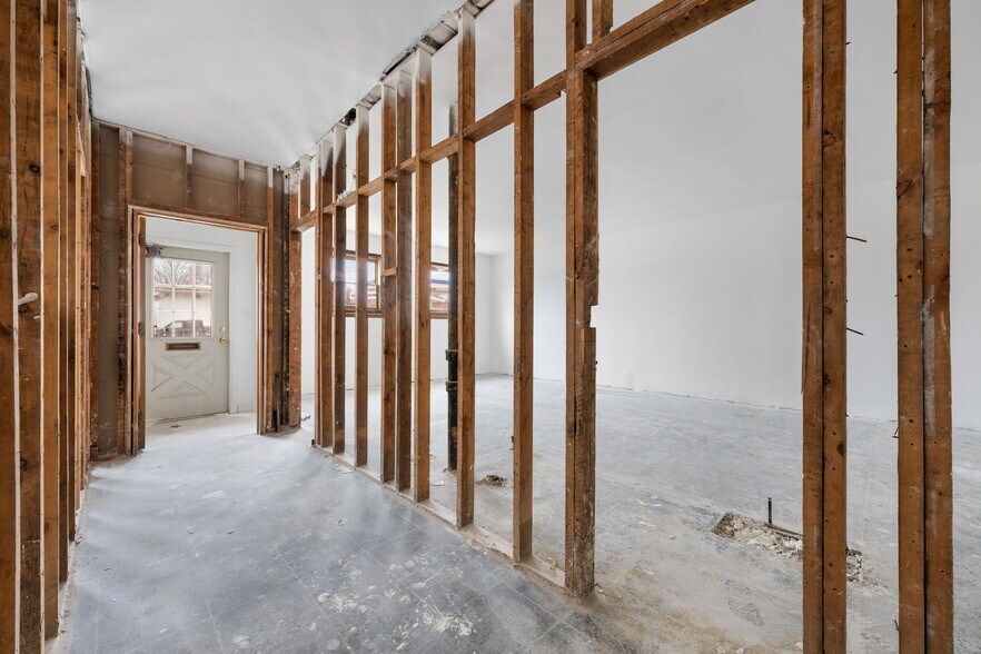 More Photos Of 2024-2032 W Schaaf Rd, Cleveland General Retail For Sale