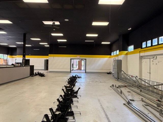 More Photos Of 427 Winsted Rd, Torrington Freestanding For Lease