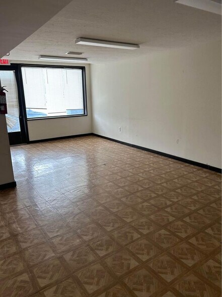 More Photos Of 801 8th Ave W, Palmetto Showroom For Lease