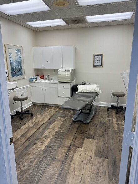 More Photos Of 1044 Goodlette-Frank Rd N, Naples Medical For Lease