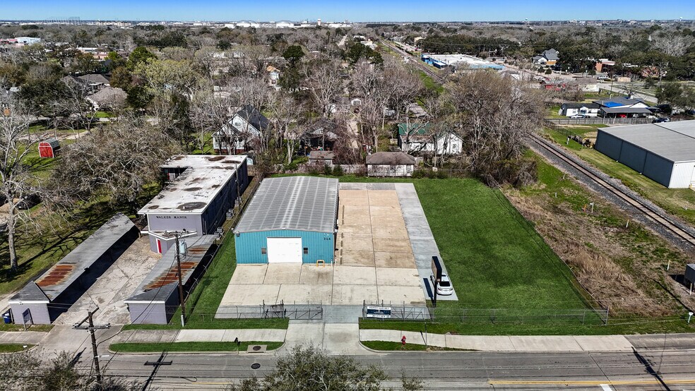 More Photos Of 314 E Walker St, League City Warehouse For Lease