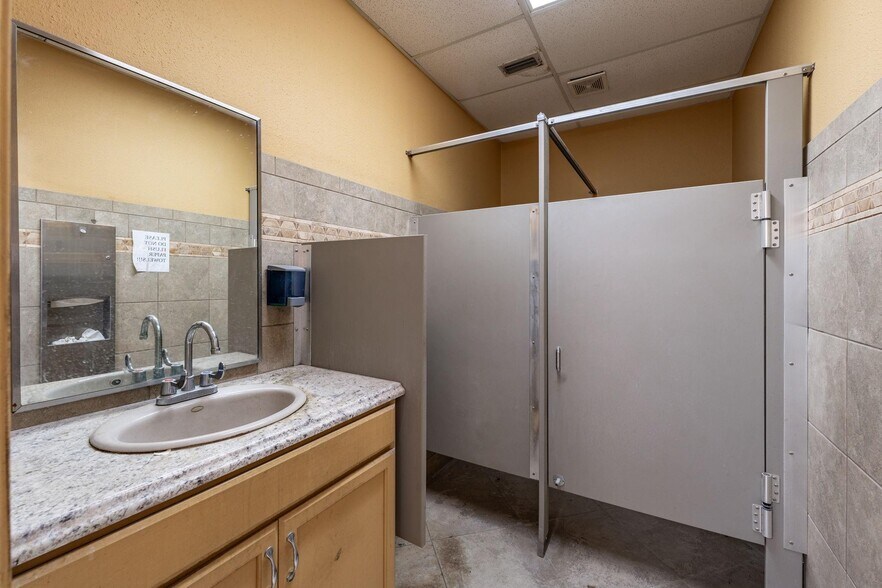 More Photos Of 1208 E Washington St, Stephenville Industrial For Sale