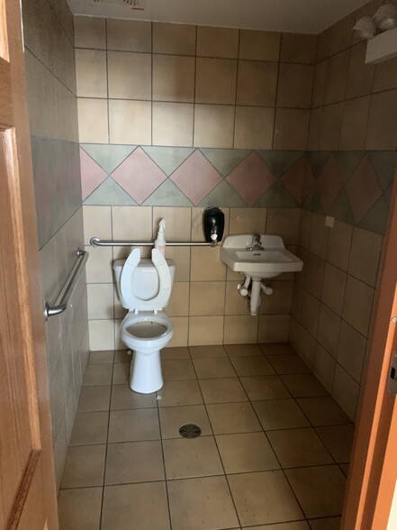 More Photos Of 830 E Kensington Rd, Arlington Heights Freestanding For Lease