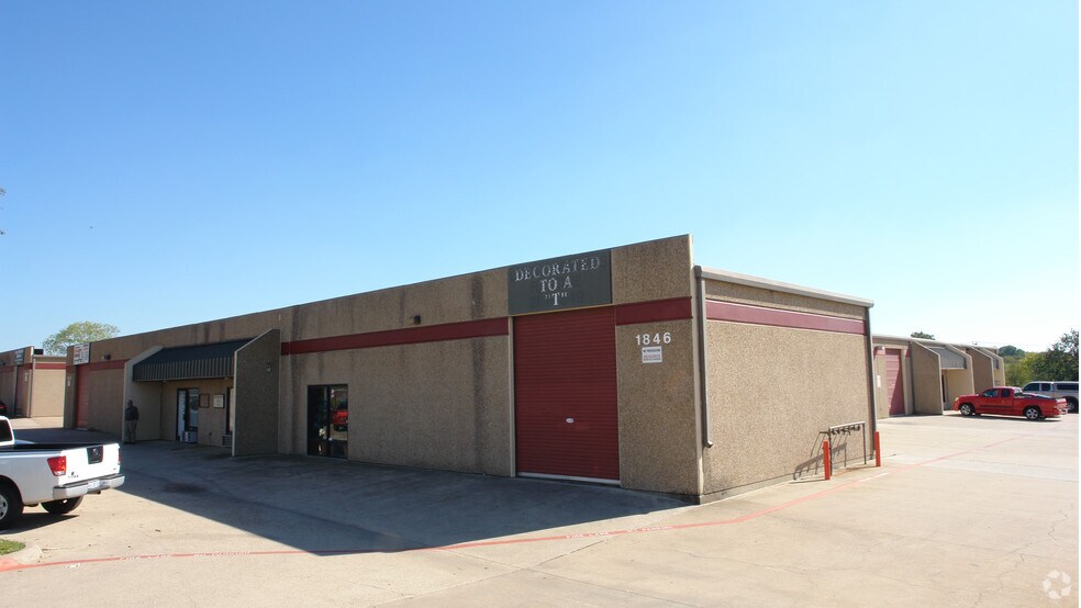 More Photos Of 1846 W Division St, Arlington Unknown For Lease