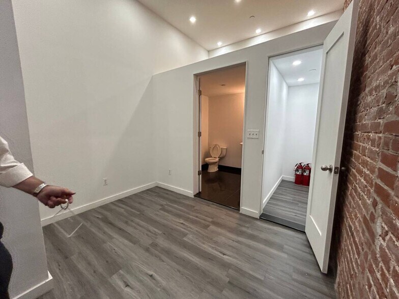 More Photos Of 34-44 W 31st St, New York Apartments For Lease