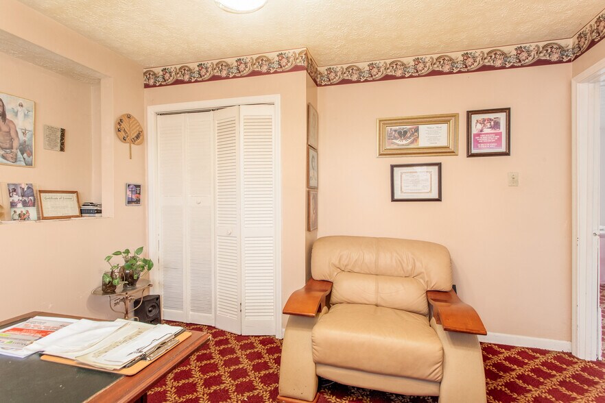 More Photos Of 1367 SW Highway 138, Riverdale Office For Sale