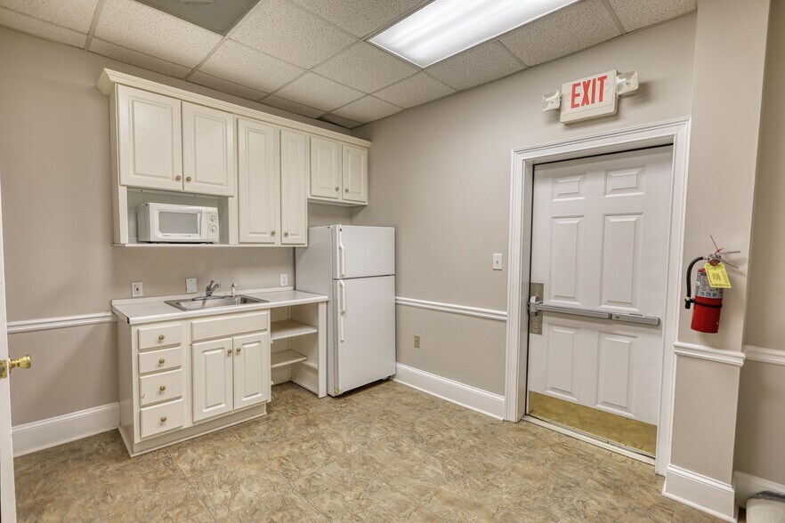 More Photos Of 1229 Royal Dr, Conyers Office For Sale