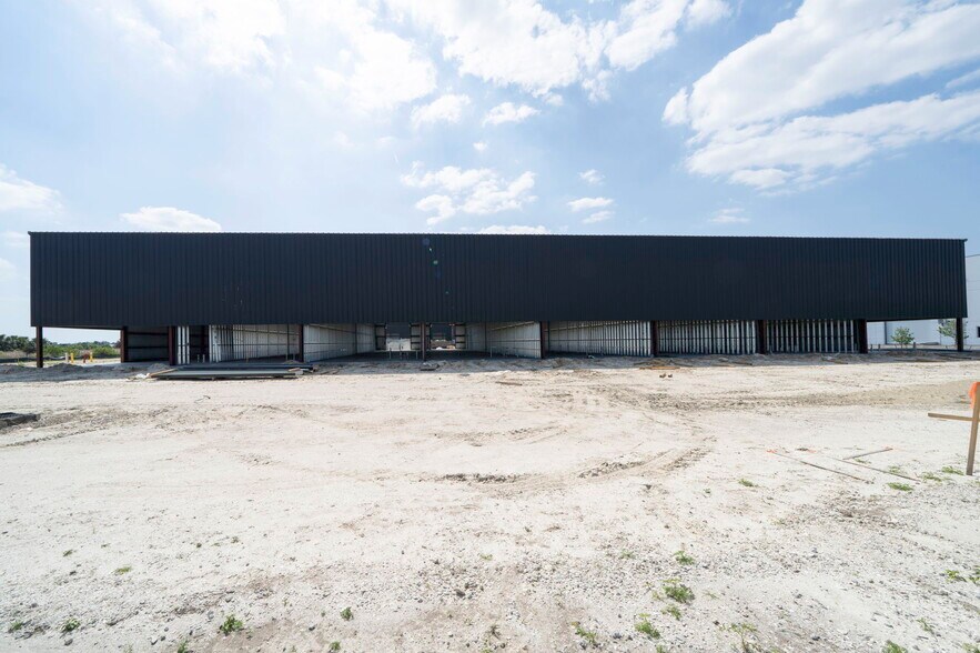 More Photos Of 8411-8419 Duffie Dr, Punta Gorda Industrial For Sale