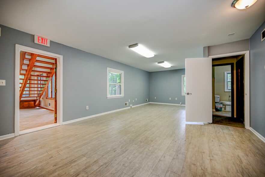 More Photos Of 270 Route 9 N, Manalapan Township Office For Lease