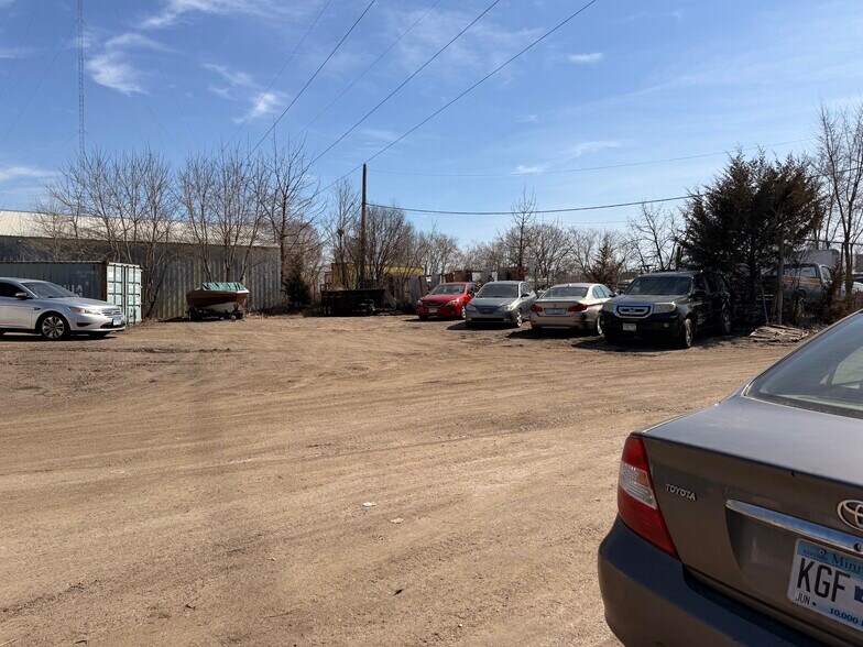 More Photos Of 14 Acker St W, Saint Paul Auto Repair For Lease