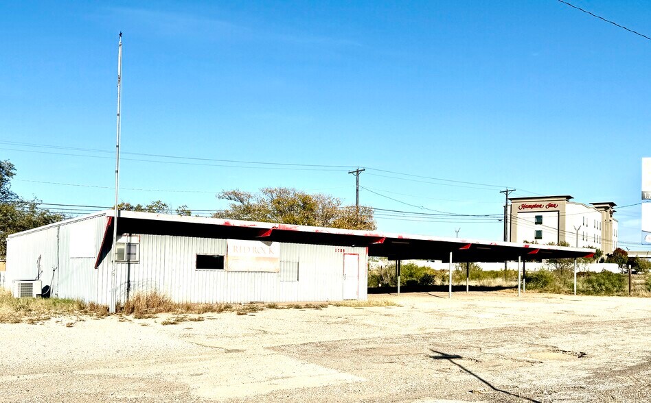 More Photos Of 1709 Coliseum Dr, Snyder Flex For Sale