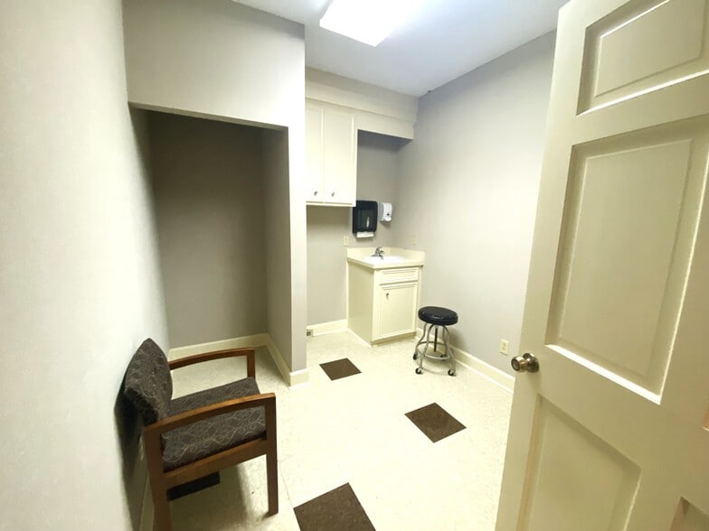 More Photos Of 7041 St Andrews Rd, Columbia Medical For Lease