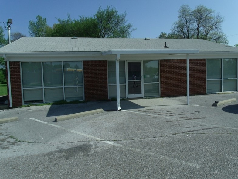 Primary Photo Of 1000 Elm St, Fulton Freestanding For Sale