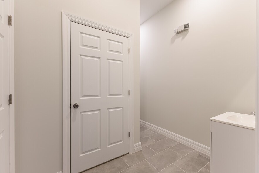 More Photos Of 8359 Stringfellow Rd, Saint James City Medical For Lease