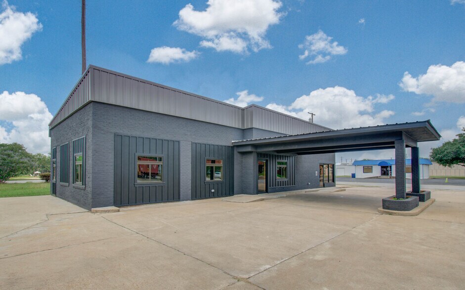More Photos Of 401 E Main St, Eagle Lake Restaurant For Sale