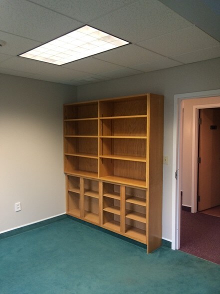 More Photos Of 8790 E Market St, Warren Medical For Sale