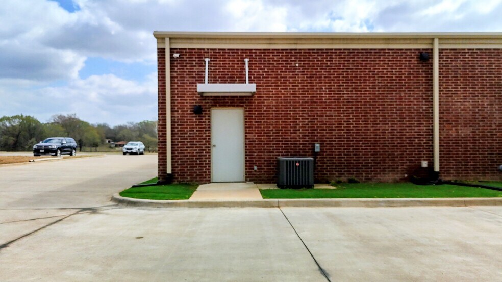 More Photos Of 2212 Crockett Rd, Palestine Freestanding For Lease