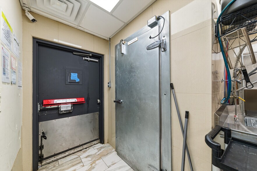 More Photos Of 320 W College St, Pulaski Fast Food For Sale