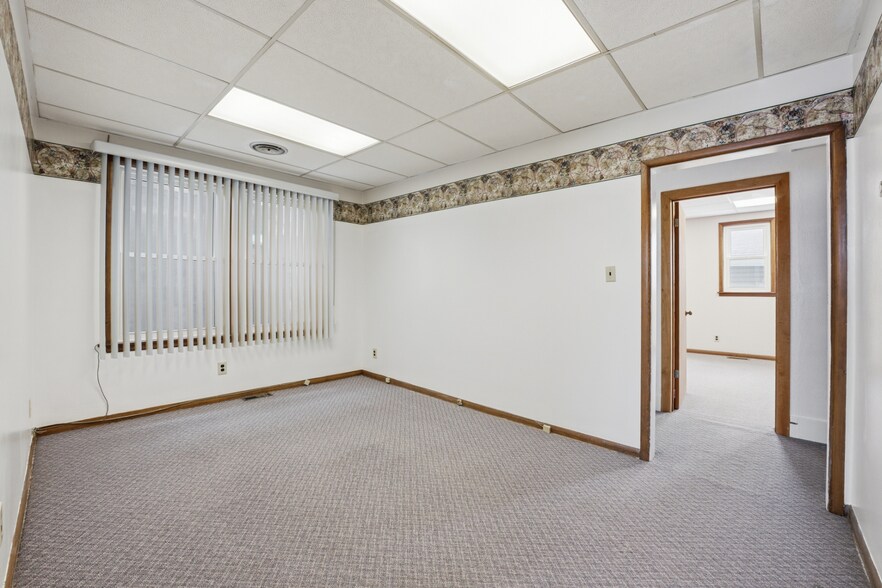 More Photos Of 29 Jarvis St, Fort Erie Office For Sale