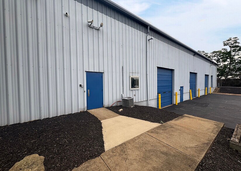 More Photos Of 400 Commerce Blvd, Lawrence Manufacturing For Lease