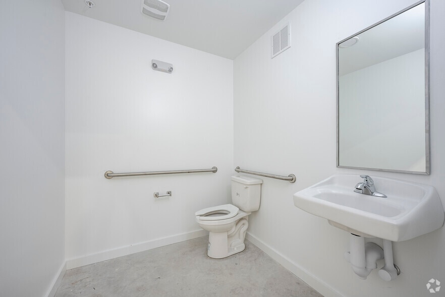 More Photos Of 452 Ninth St, Bunnell Light Distribution For Lease