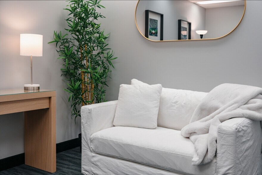 More Photos Of 259 Midpark Way SE, Calgary Medical For Lease